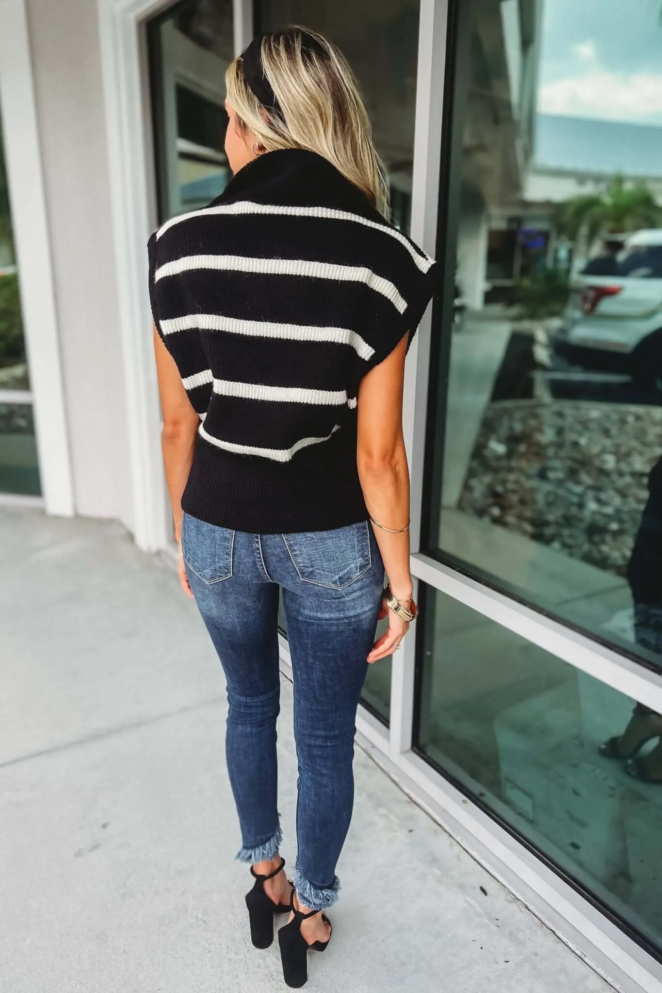SIZE L - Timeless Style Black Striped Sweater Vest