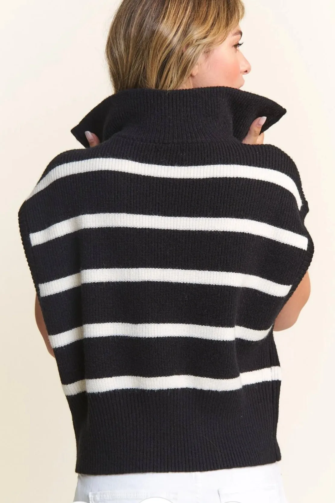 SIZE L - Timeless Style Black Striped Sweater Vest