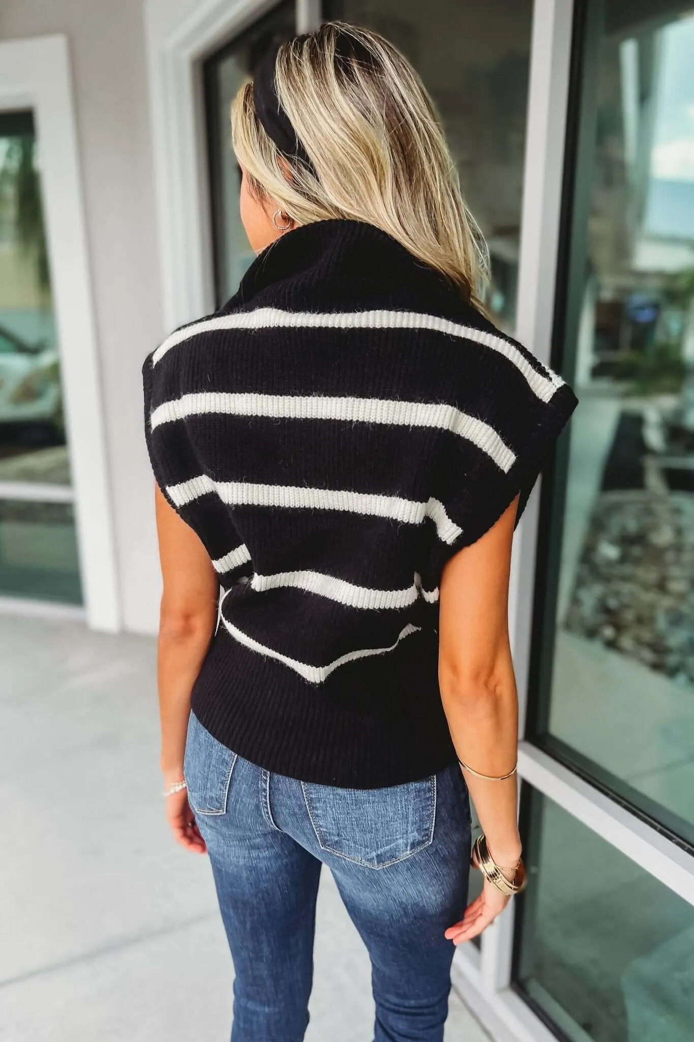 SIZE L - Timeless Style Black Striped Sweater Vest